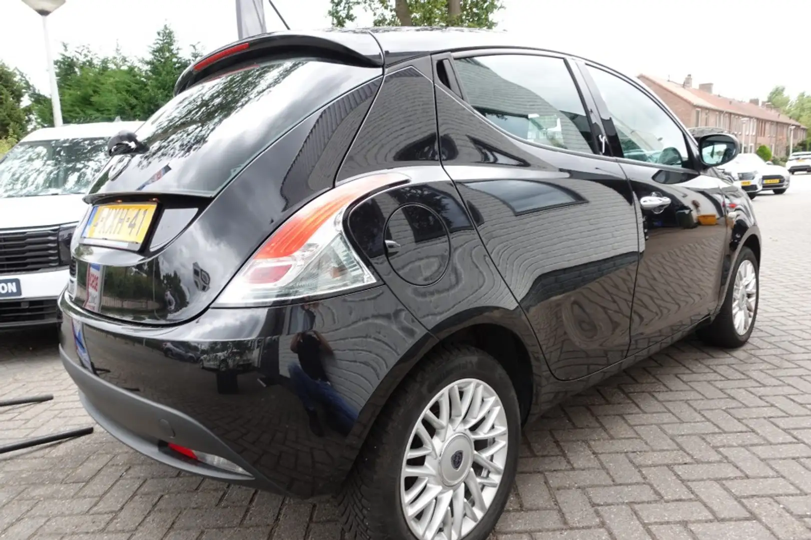 Lancia Ypsilon 0.9 TWINAIR SILVER + Chique en Klassiek Zwart - 2