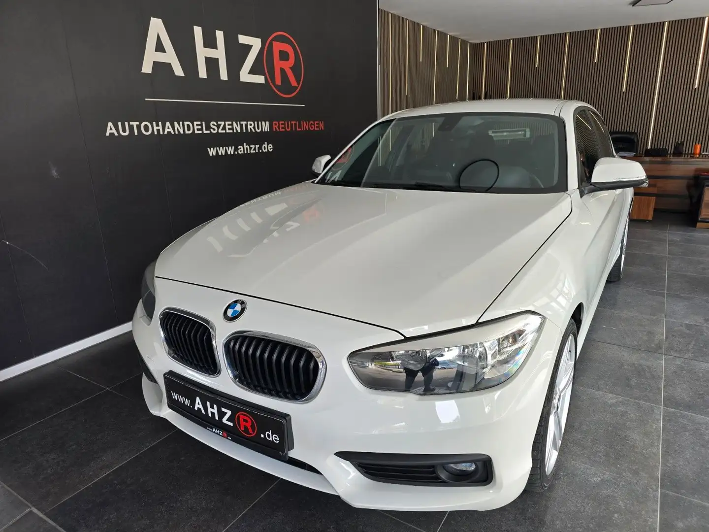 BMW 118 1 Lim. 5-trg.118 i Advantage*SHZ*LED*SERVICE NEU Weiß - 1