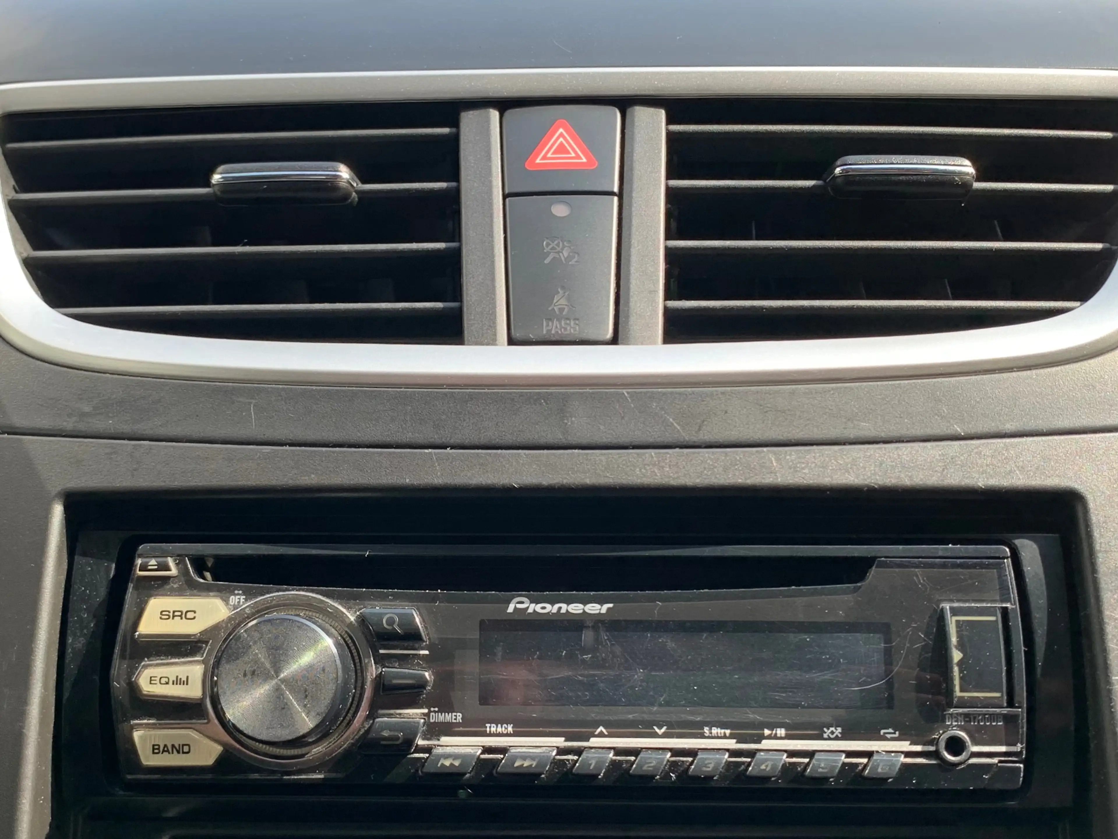 Suzuki Swift 1.2 Essence 94CV / FaceLift / Radar de Recul / Radio CD & USB / Euro 6B = LEZ 2030 / GARANTIE 12 MOIS — photo 21