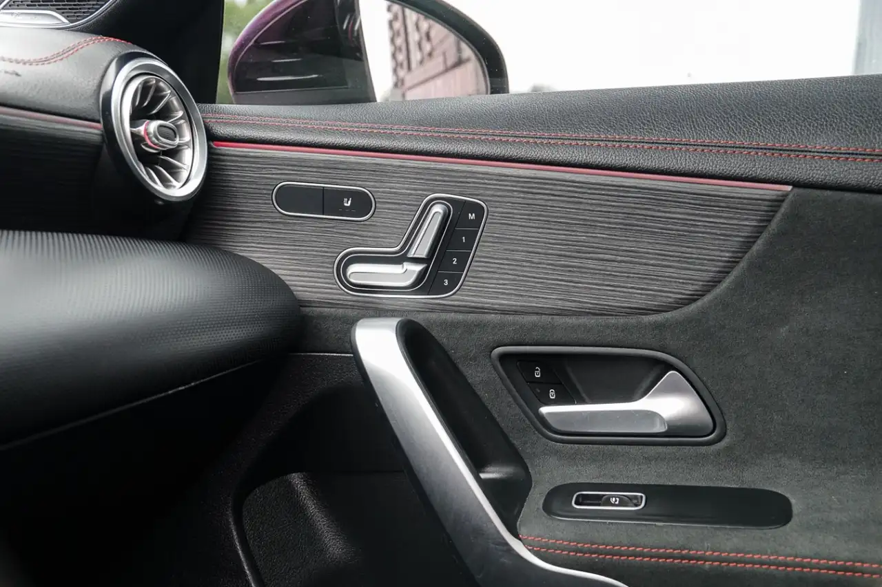 Mercedes-Benz CLA снимка Mercedes-Benz CLA