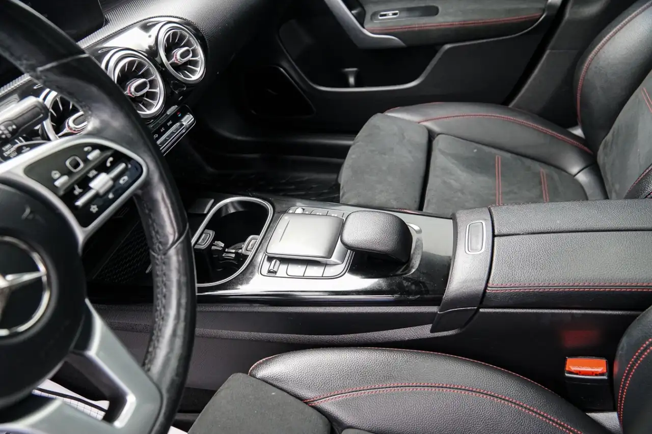 Mercedes-Benz CLA снимка Mercedes-Benz CLA