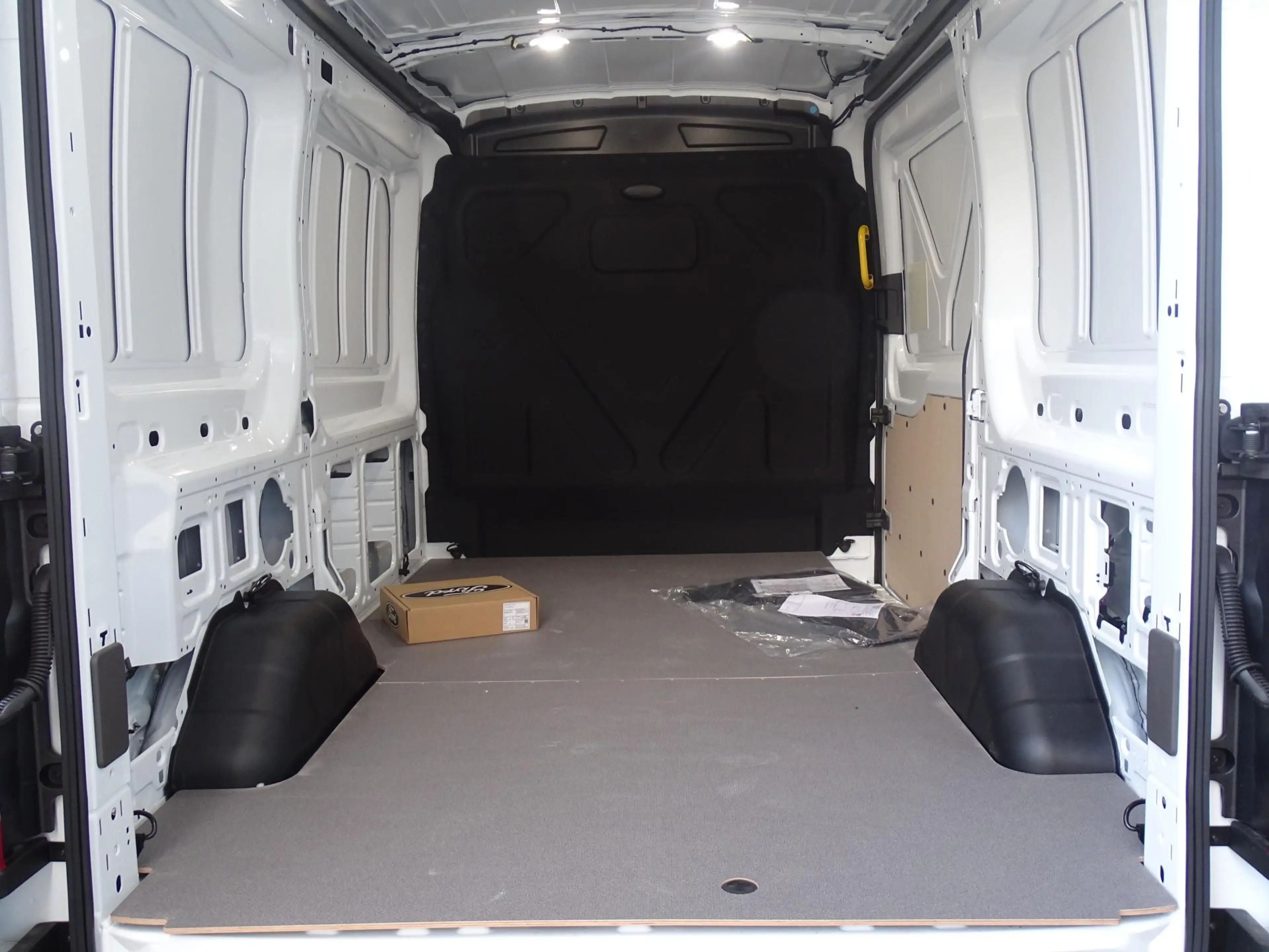 Ford E-Transit L2H2 Trend 68 kWh | 4,25 T | B Rijbewijs | laadvlo — photo 8