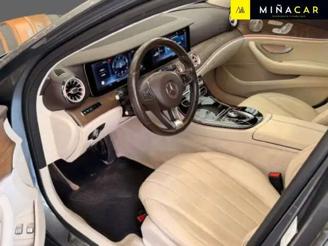 Mercedes-Benz E-Class view 3