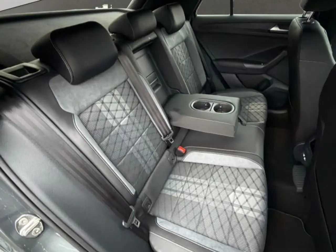 Volkswagen T-Roc R-Line 1.5 TSI DSG ACC + PANO + AHK 15