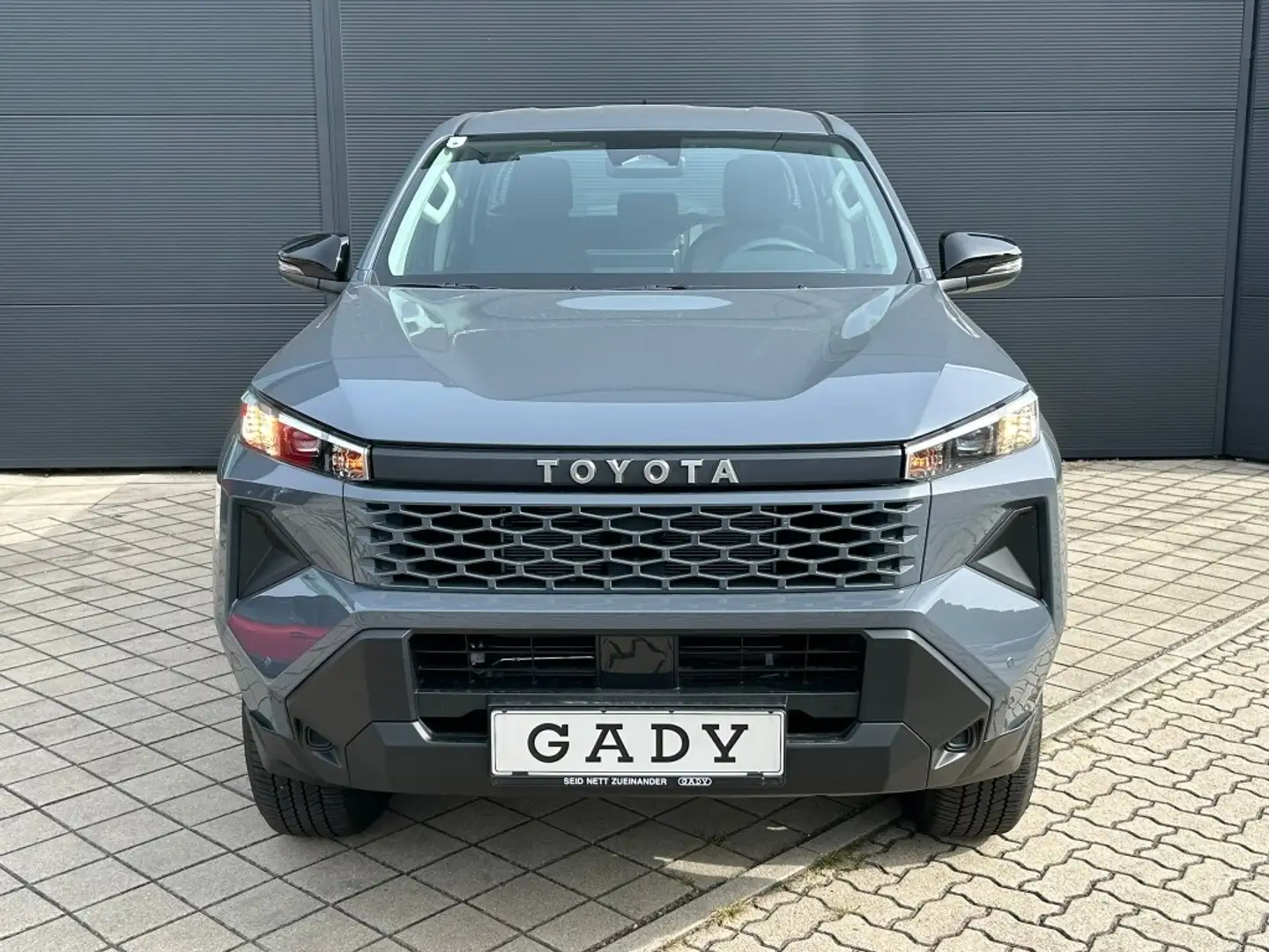 Toyota Hilux DK Duty 2,8 D-4D MHEV 4WD Aut. Grau - 2