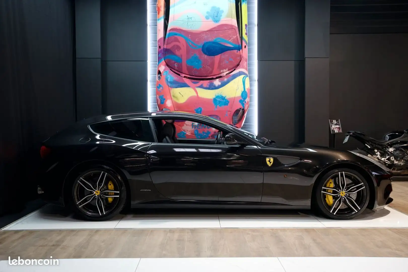 Ferrari FF V12 6.3 660ch | Power Volant Carbone LEDs Jantes 20’’ Forgées Caméra de recul Écussons Scuderia À partir 1478-mois Schwarz - 2