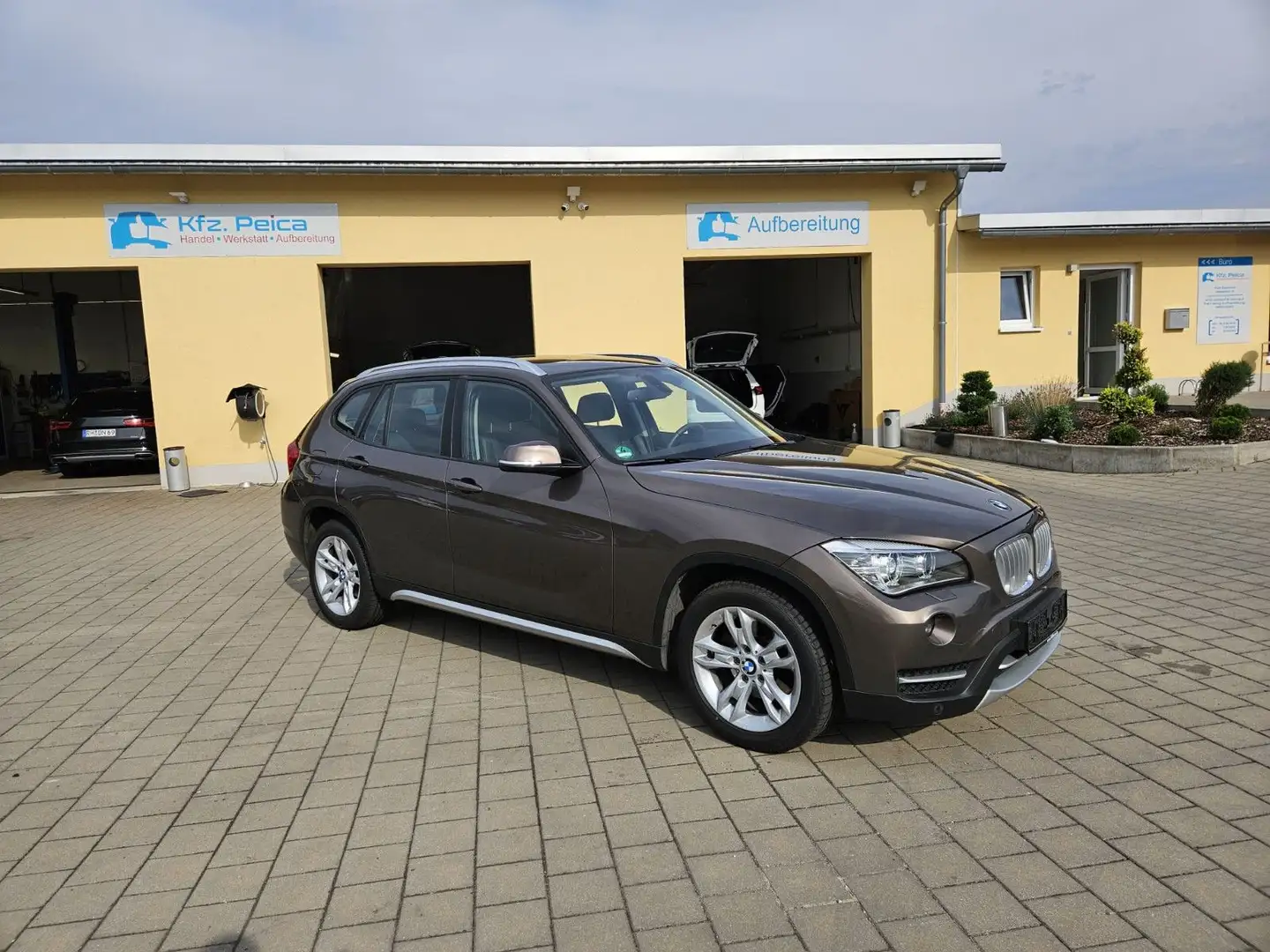 BMW X1 Baureihe X1 20 d xDrive*Navi*Xenon*Panorama Brown - 1