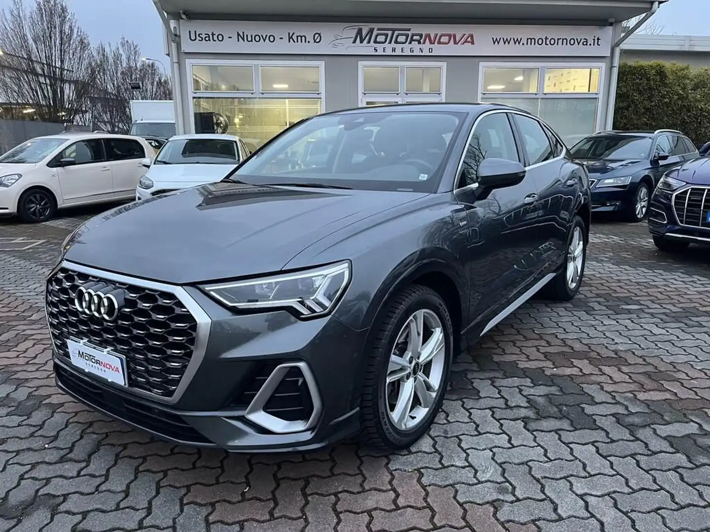 Audi Q3 Sportback 40 2.0 tdi S Line Edition quattro 200cv Gris - 1