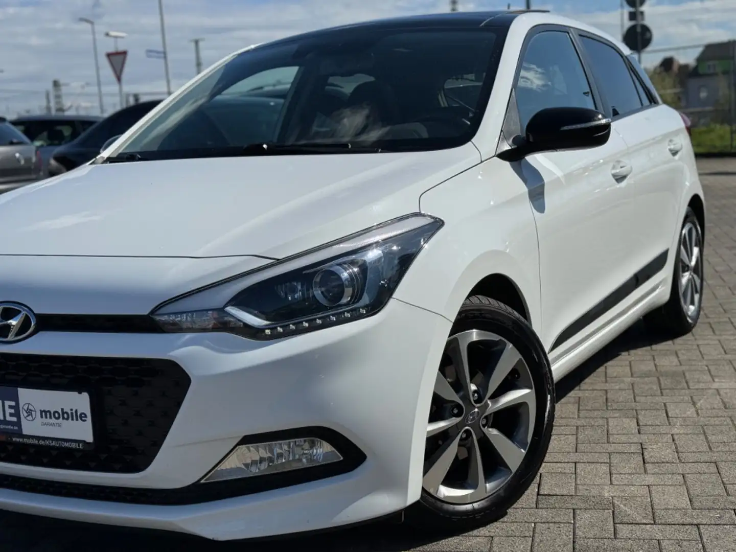 Hyundai i20 1.4 Automatik Black Line *Panorama*LED*Shzg* bijela - 2