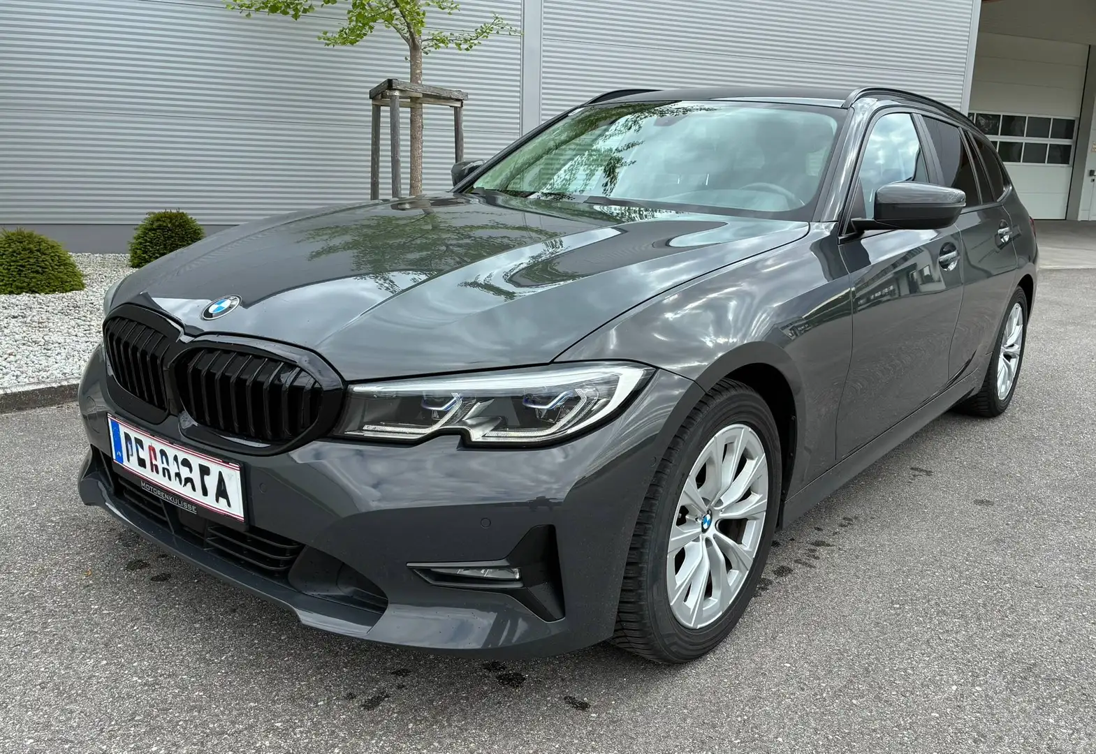 BMW 318 318d Touring G21 Aut. Grau - 2