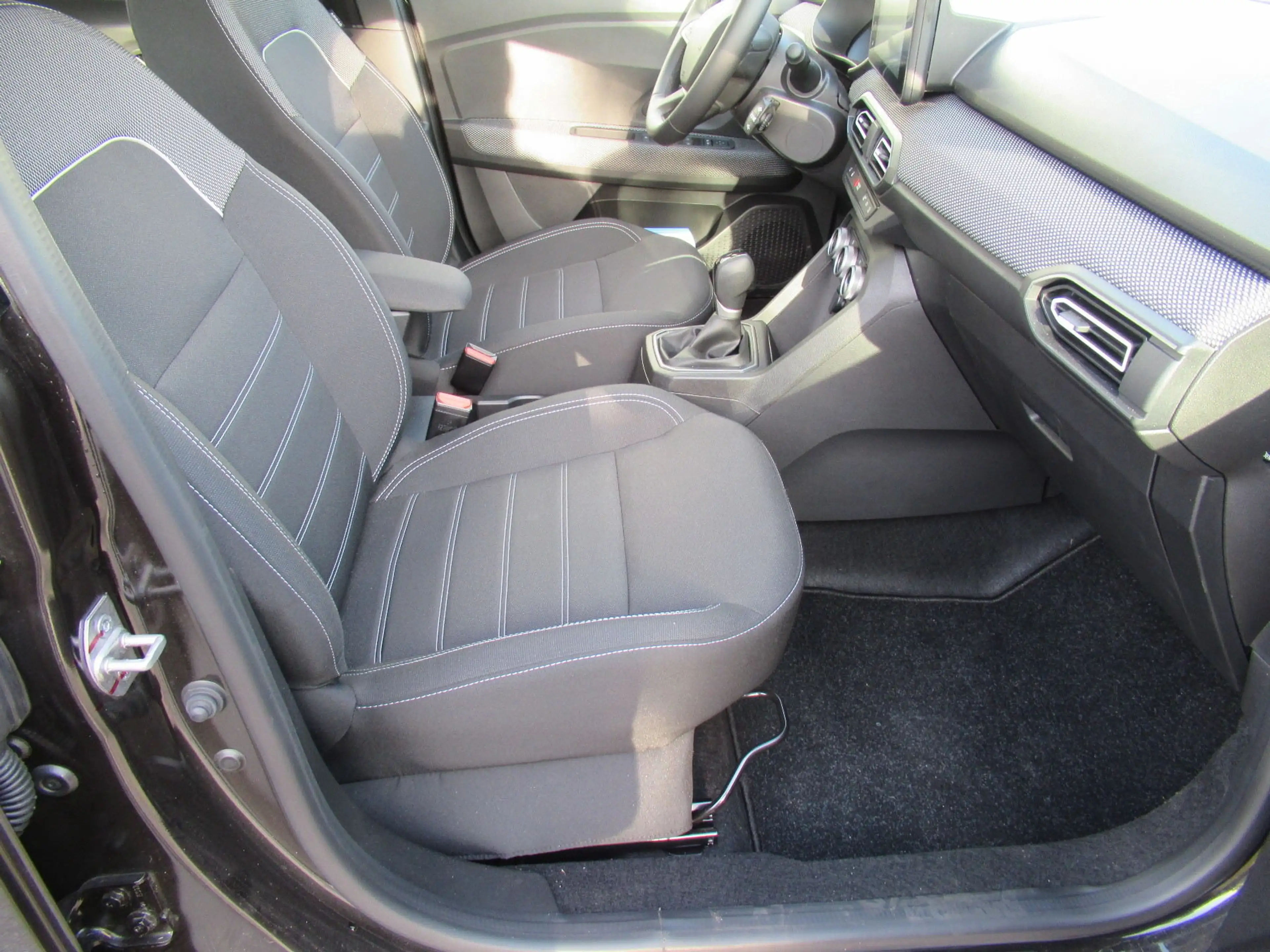 Dacia Logan Black Edition TCe 90 — photo 5