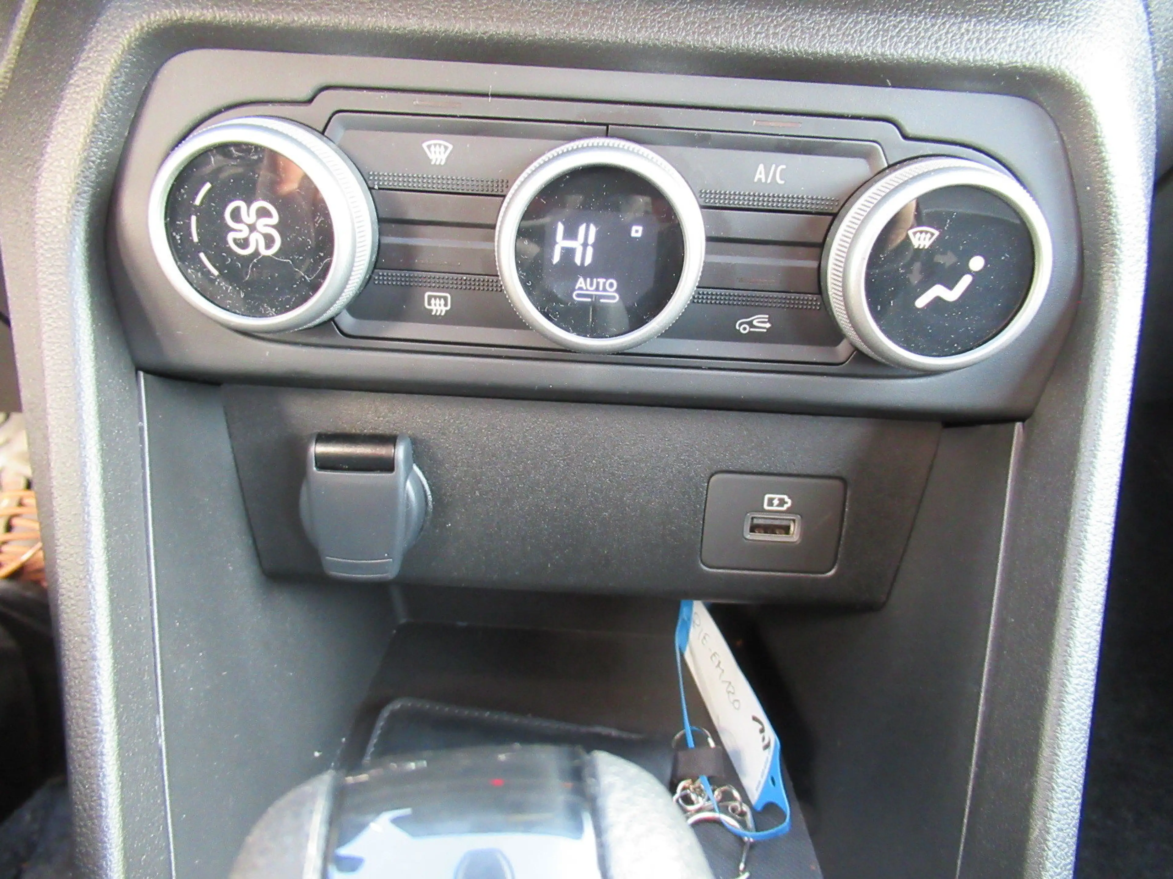 Dacia Logan Black Edition TCe 90 — photo 10