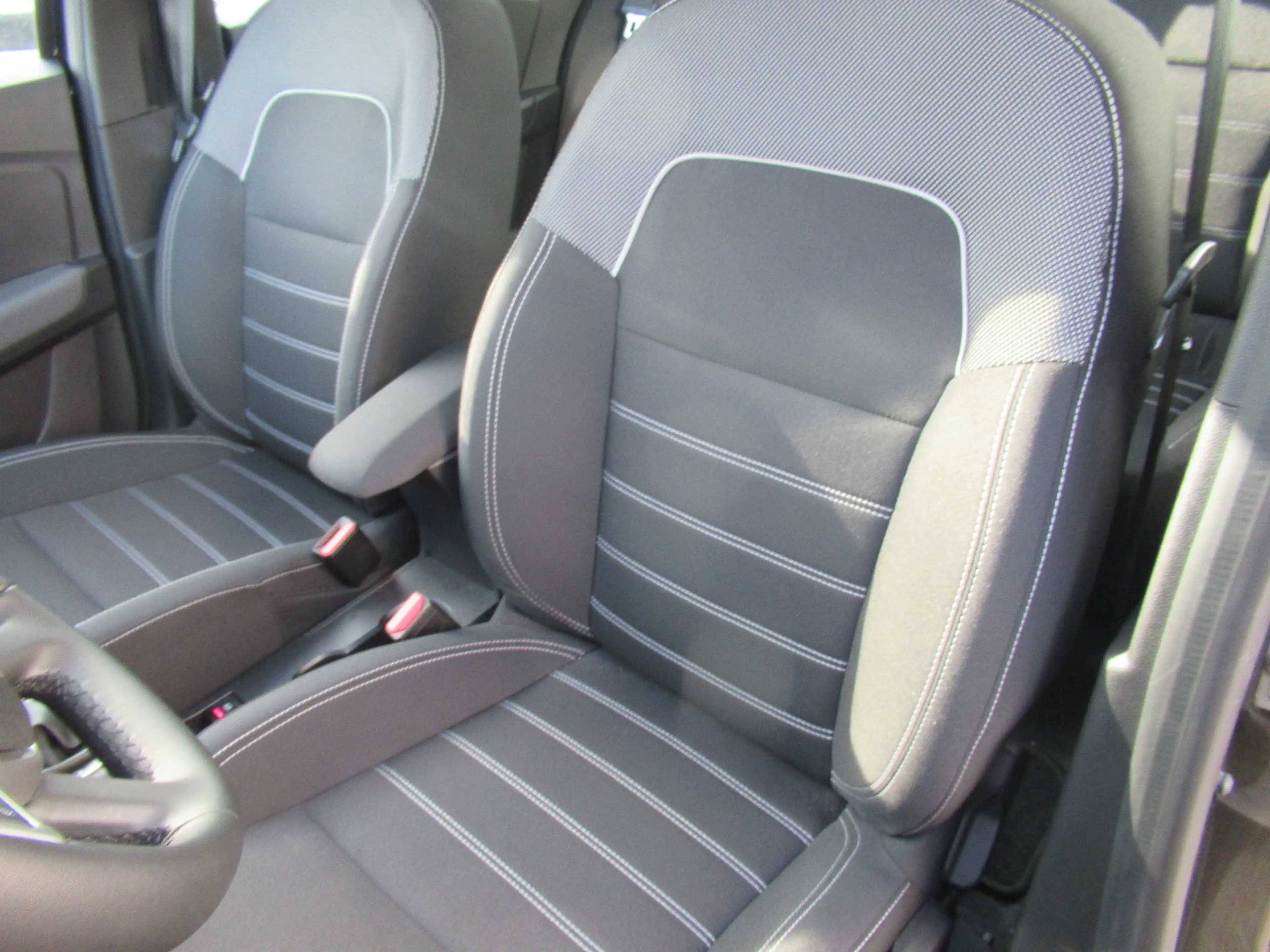 Dacia Logan Black Edition TCe 90 — photo 11