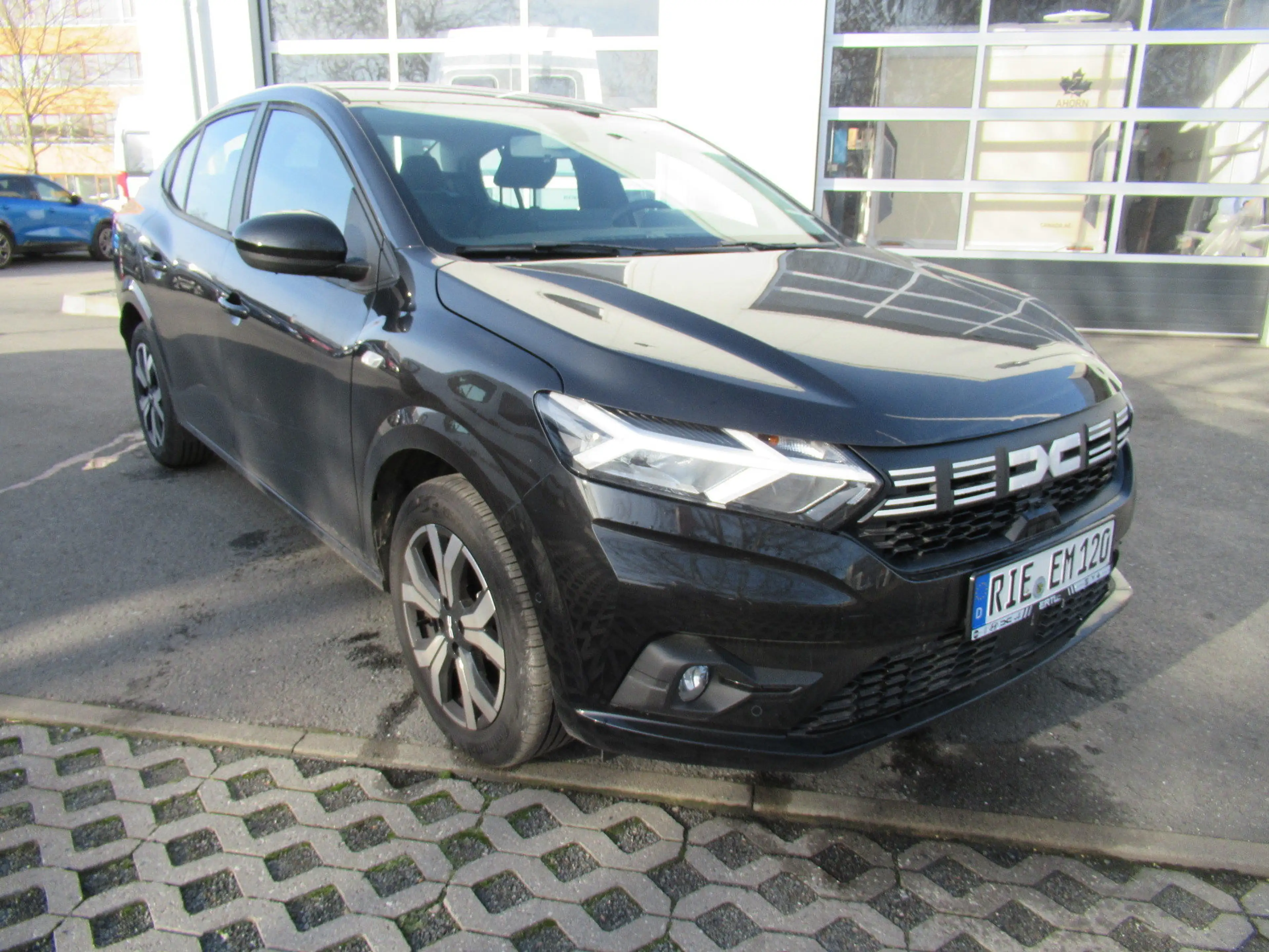 Dacia Logan Black Edition TCe 90 — photo 2