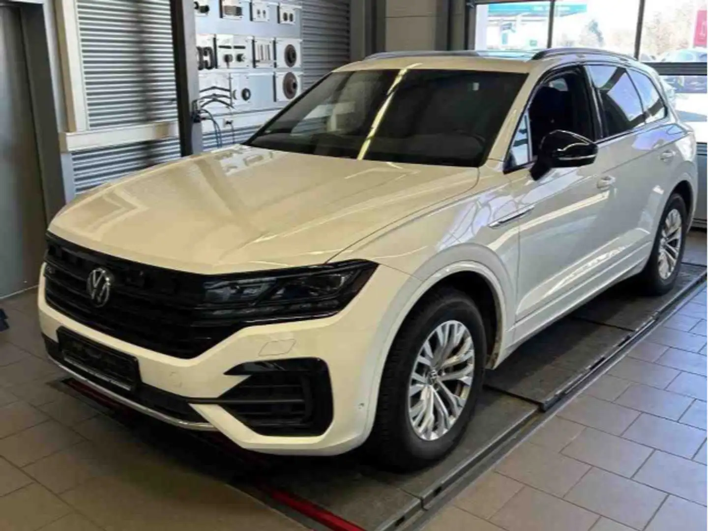 Volkswagen Touareg 3.0 TDI R-Line 4M AHK Stdhzg Pano Luft Weiß - 2