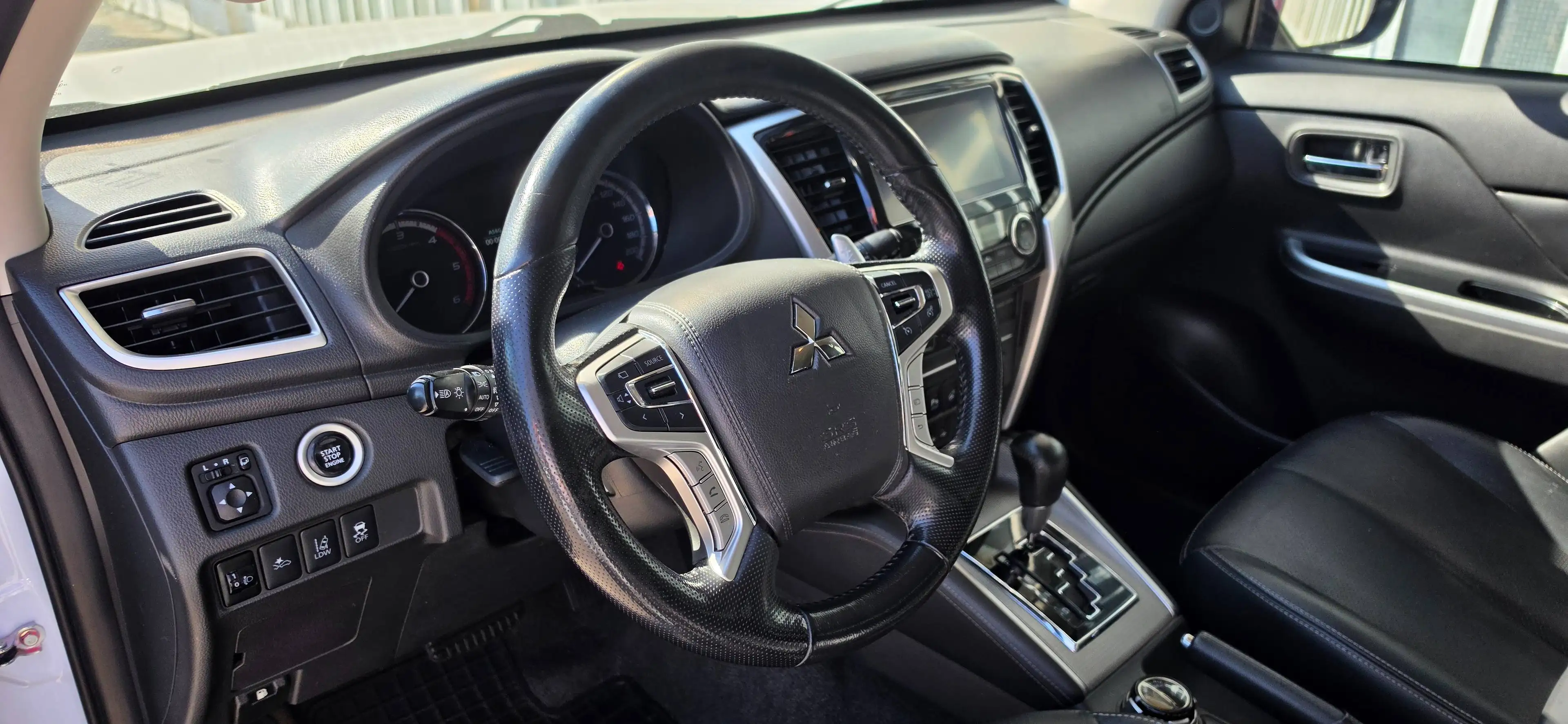 Mitsubishi L200 2,2 DI-D HP 4WD DK Diamond Aut. — photo 11