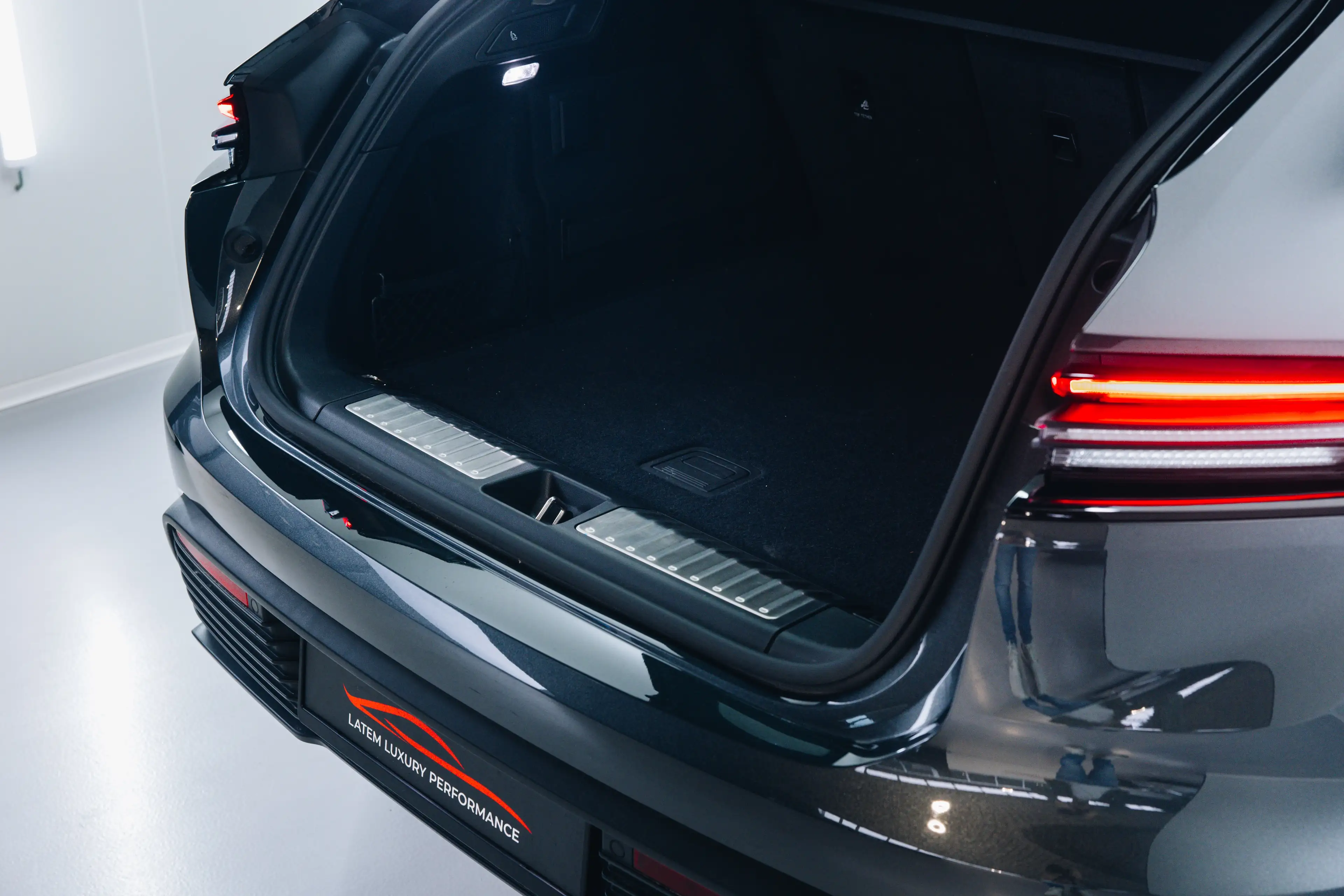Porsche Macan 4 Electric Trekhaak BOSE Pano Luchtvering InnoDrive (ACC) Matrix LED — photo 20