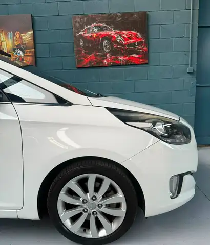 Kia Carens view 2