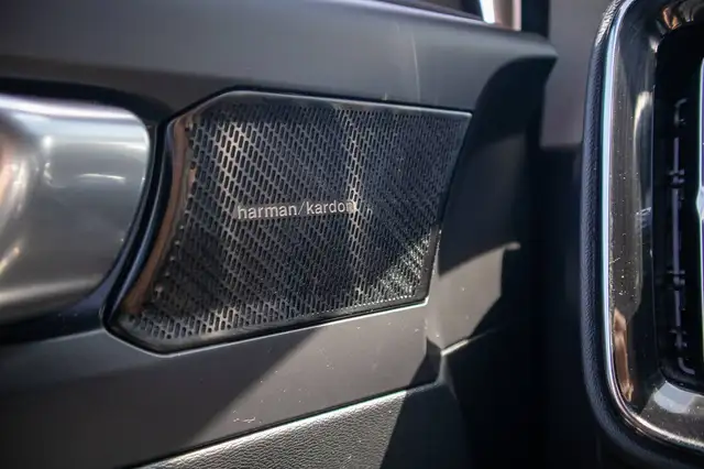 Volvo XC40 view 12