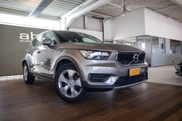 Volvo XC40 view 3