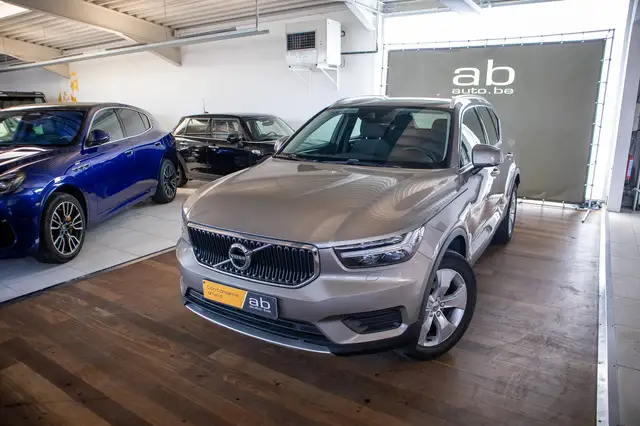 Volvo XC40 view 2
