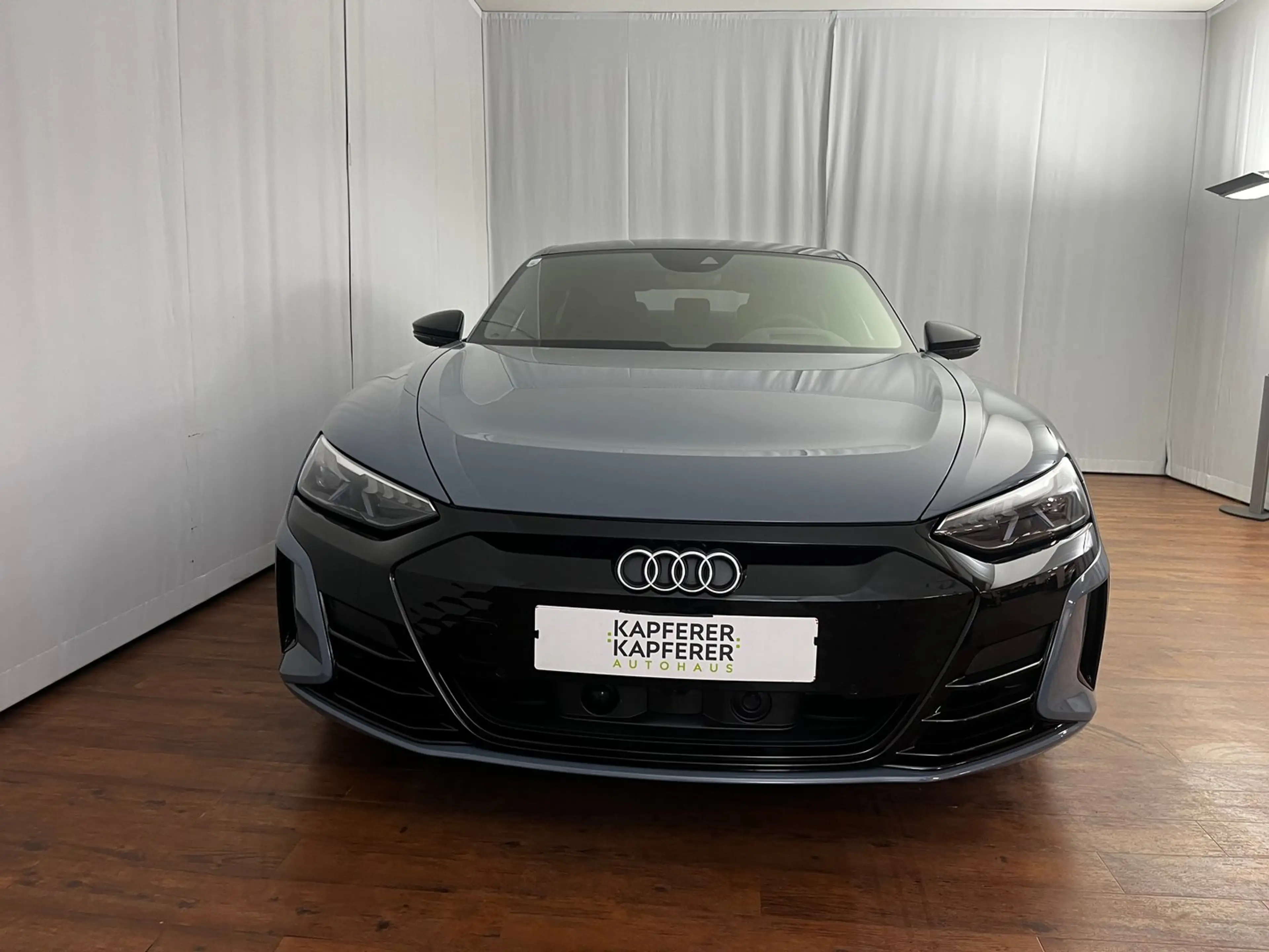 Audi e-tron GT — photo 2