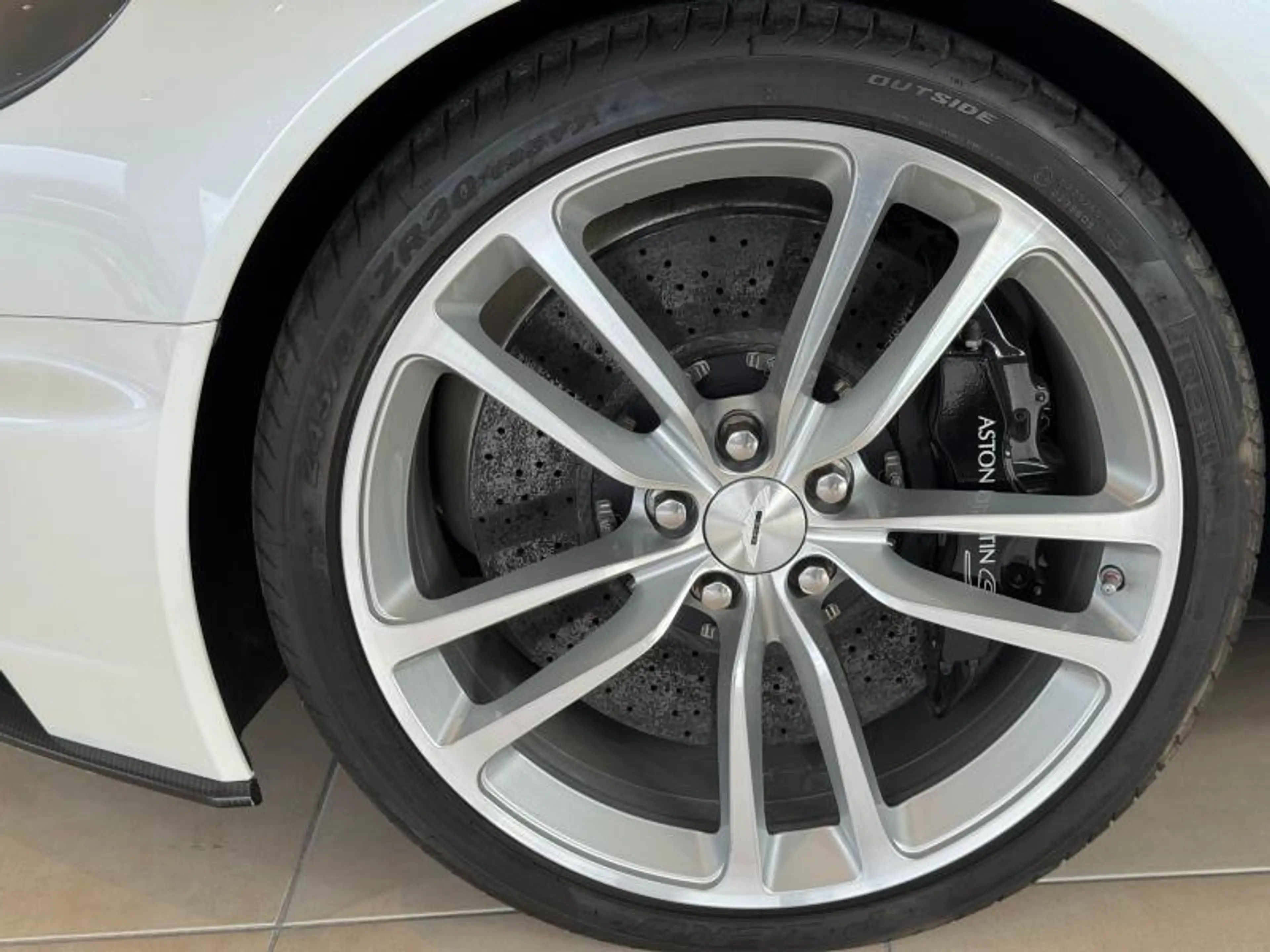 Aston Martin DBS DBS — photo 8