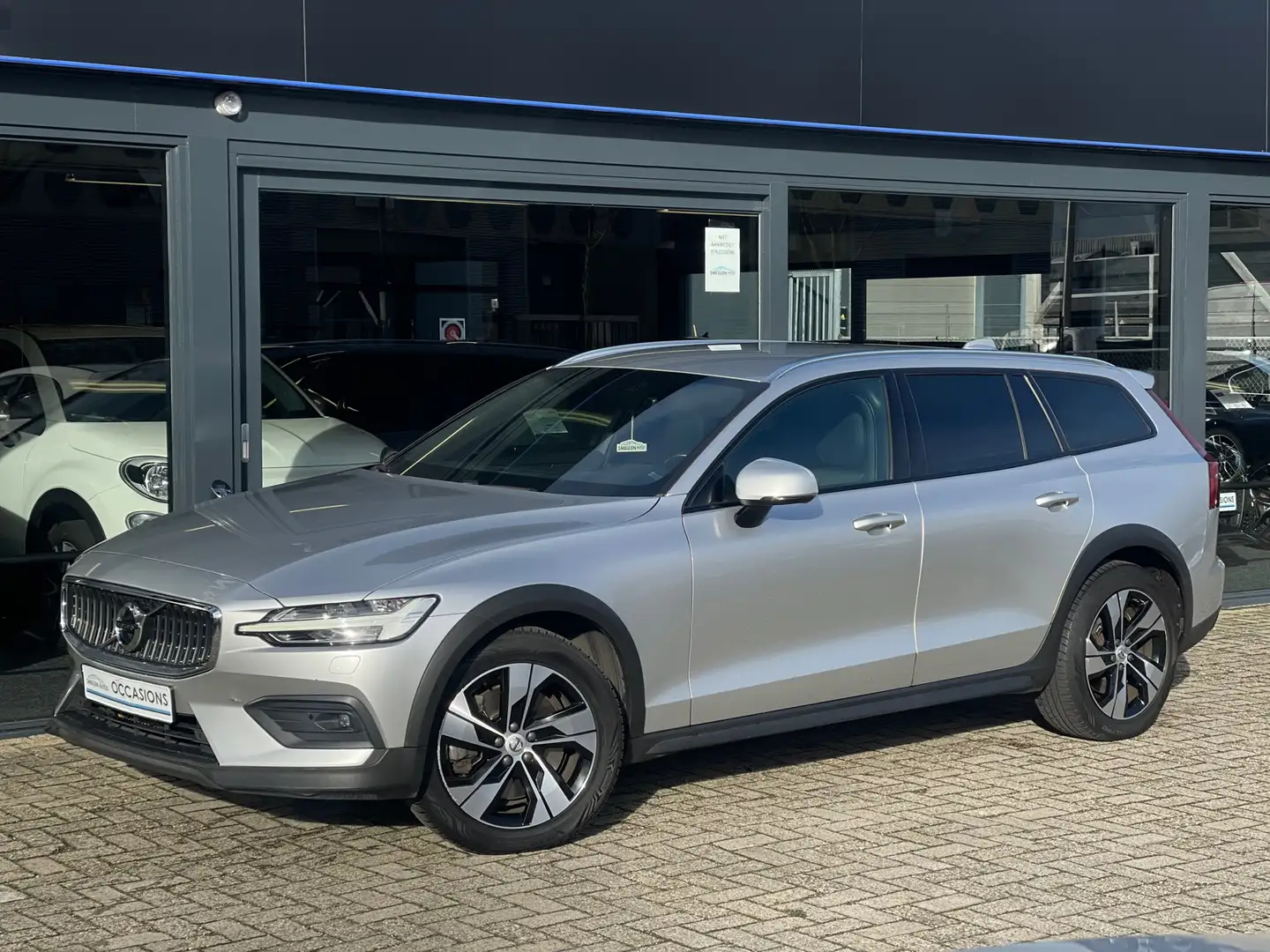 Volvo V60 Cross Country 2.0 D4 AWD Intro Edition SIDEASSIST/LEDER/CRUISE/S Grijs - 1