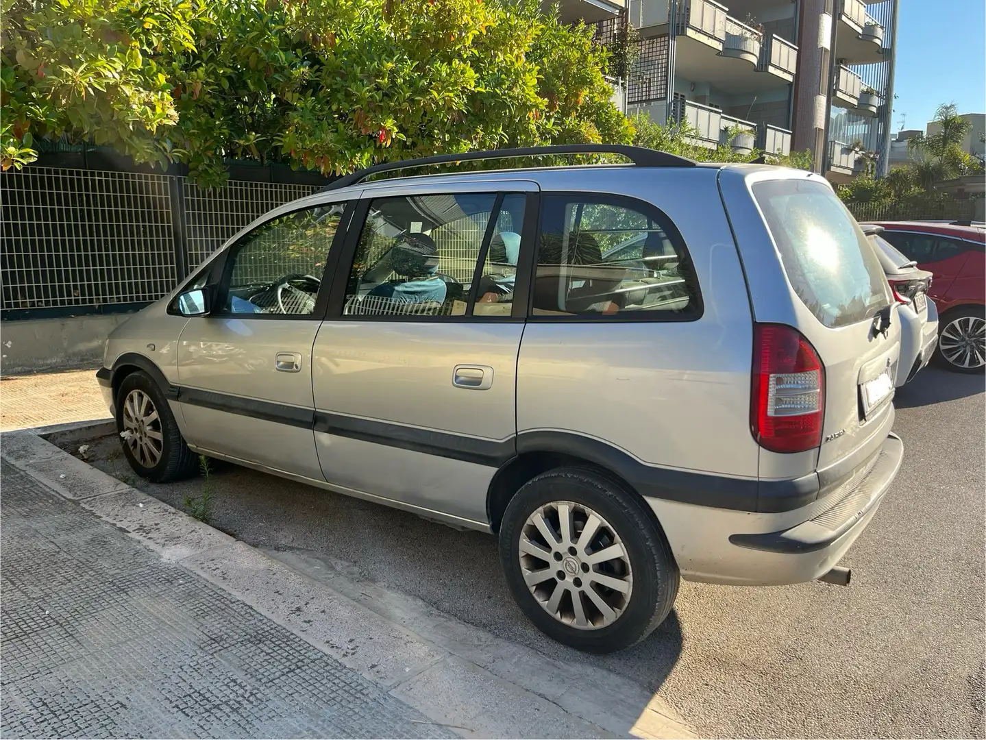 Opel Zafira 1.6 16v Elegance ecoM FL - autocarro Grigio - 2