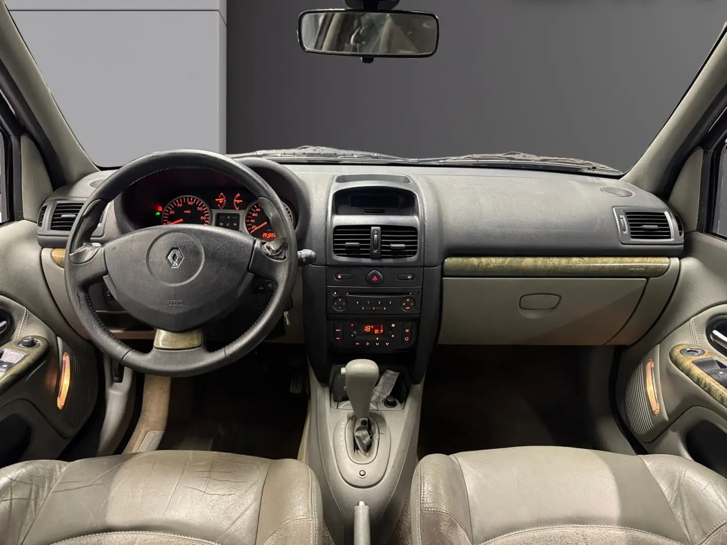 Renault Clio Clio 1.6i 16V Initiale Proactive Noir - 2