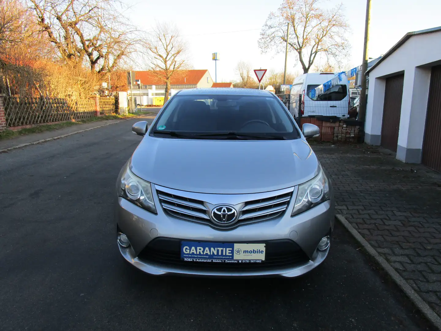 Toyota Avensis Life*1,8*2.Hand*Scheckheft*Euro 5*Klimaautomatik Silber - 1