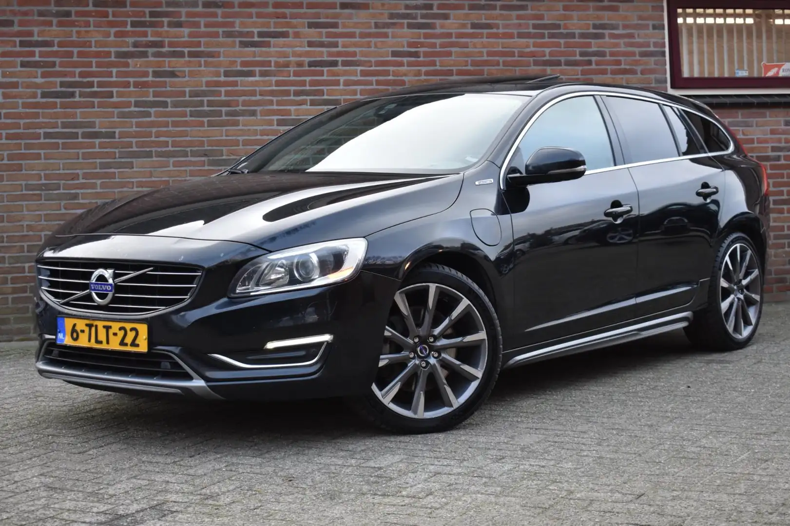 Volvo V60 2.4 D6 AWD Plug-In Hybrid Summum '14 Xenon Navi Cl Zwart - 1