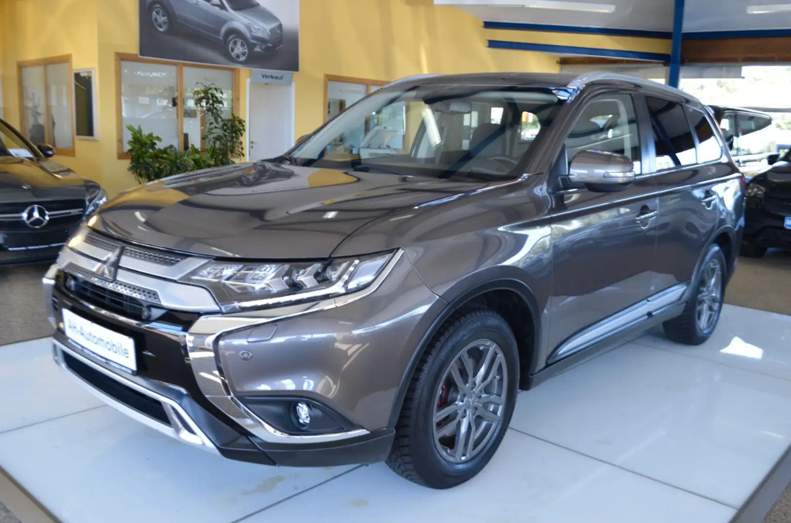 Mitsubishi Outlander Edition+ 2WD AUTOMATIK / XENON / NAVI Braun - 1