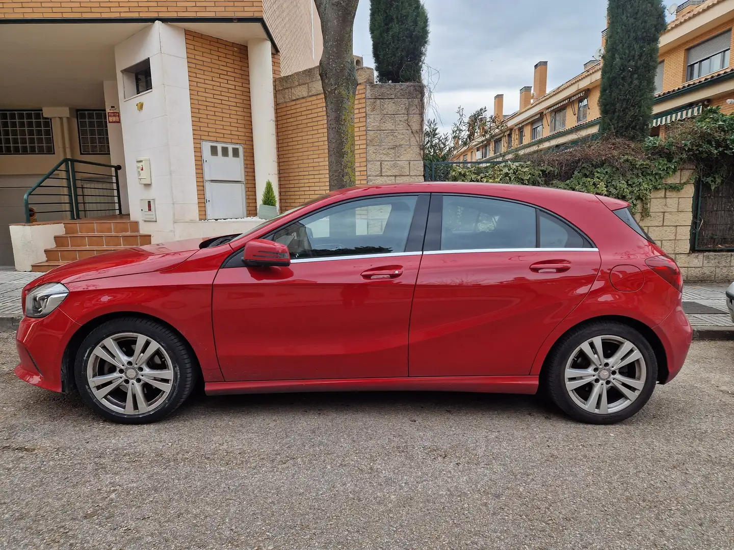 Mercedes-Benz 200 200TD Rojo - 2