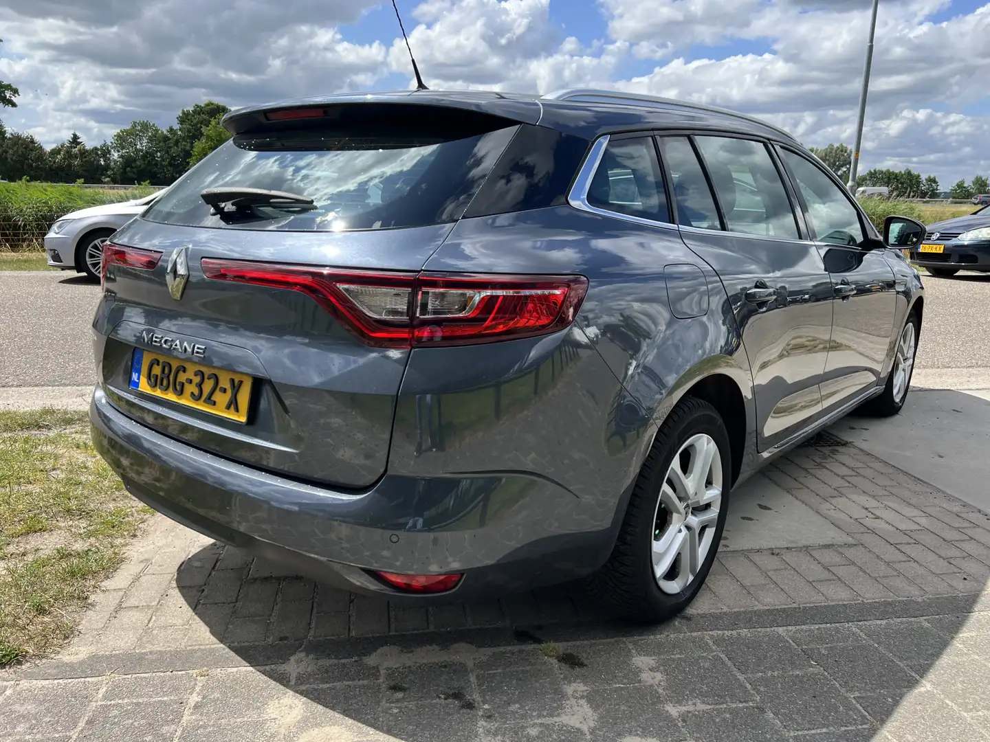 Renault Megane Estate 1.5 Blue dCi Business / Automaat / Cruise / Grijs - 2