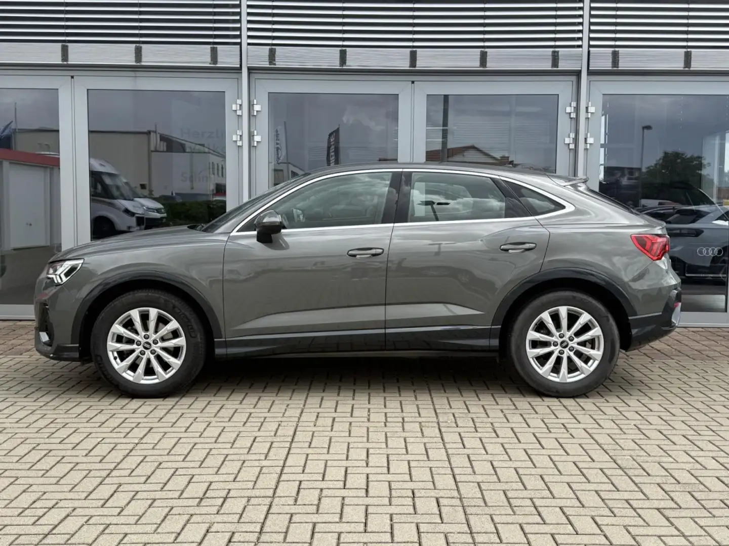Audi Q3 Sportback TFSI S-tronic MATRIX+ACC+KAMERA+NAV Grau - 2