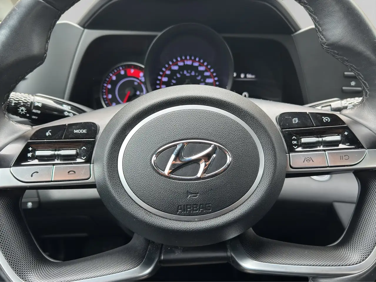 Hyundai ELANTRA photo Hyundai ELANTRA