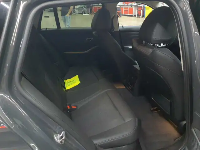 BMW 3 Series view 14