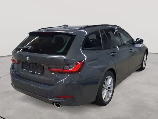 BMW 3 Series view 4