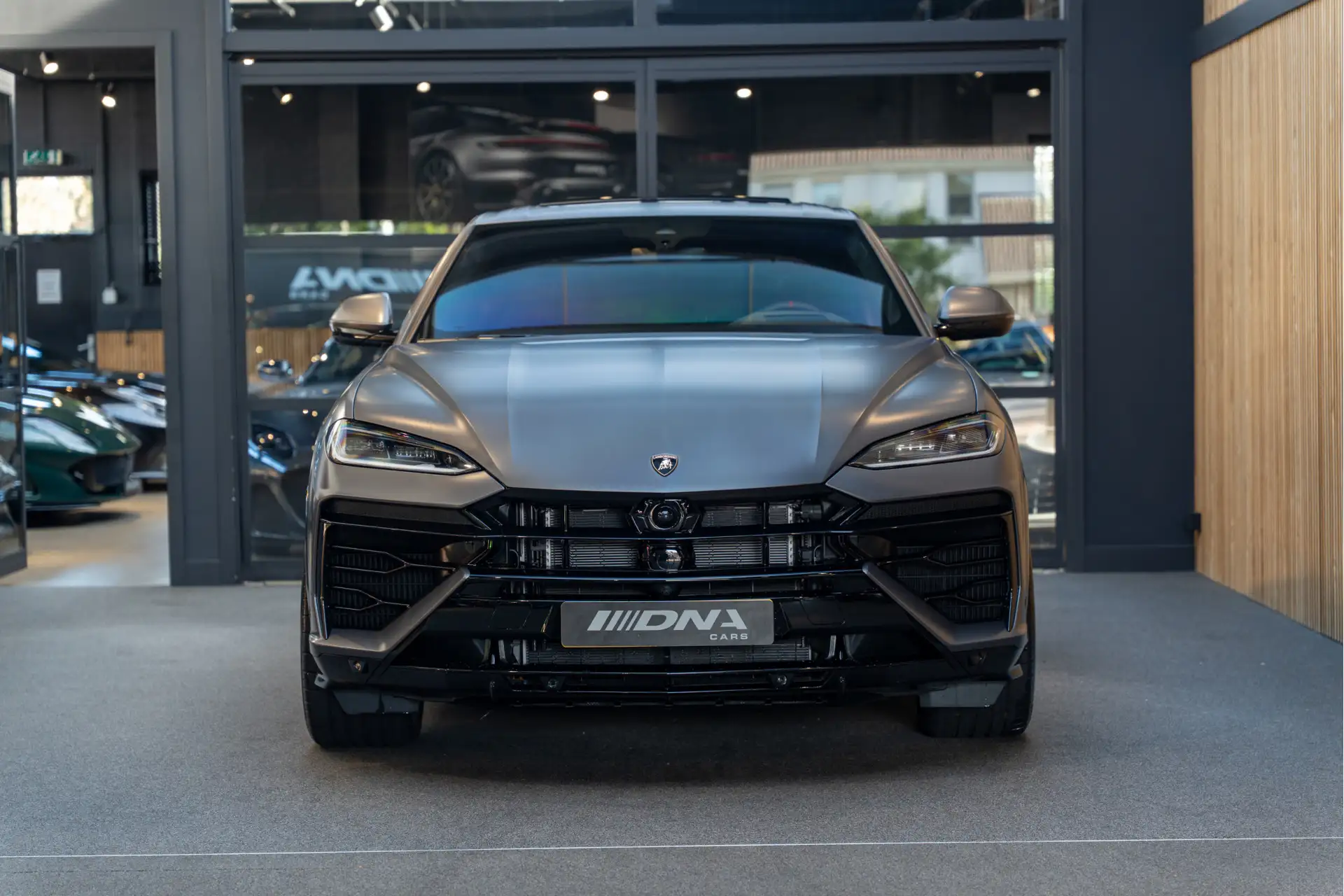 람보르기니 우루스 4.0 V8 Biturbo Plug-in Hybrid 2026 건메탈 사진 2