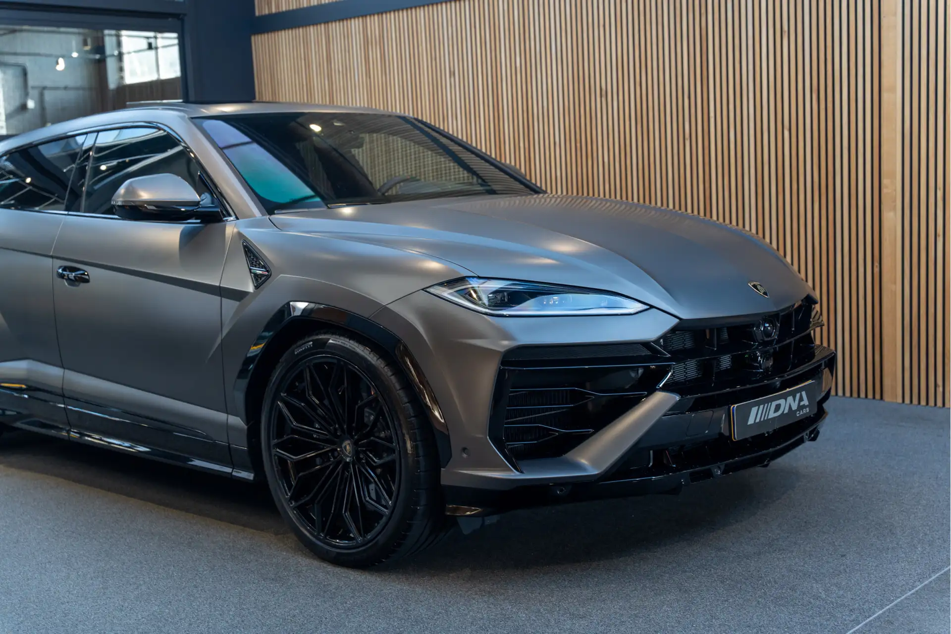 람보르기니 우루스 4.0 V8 Biturbo Plug-in Hybrid 2026 건메탈 사진 6