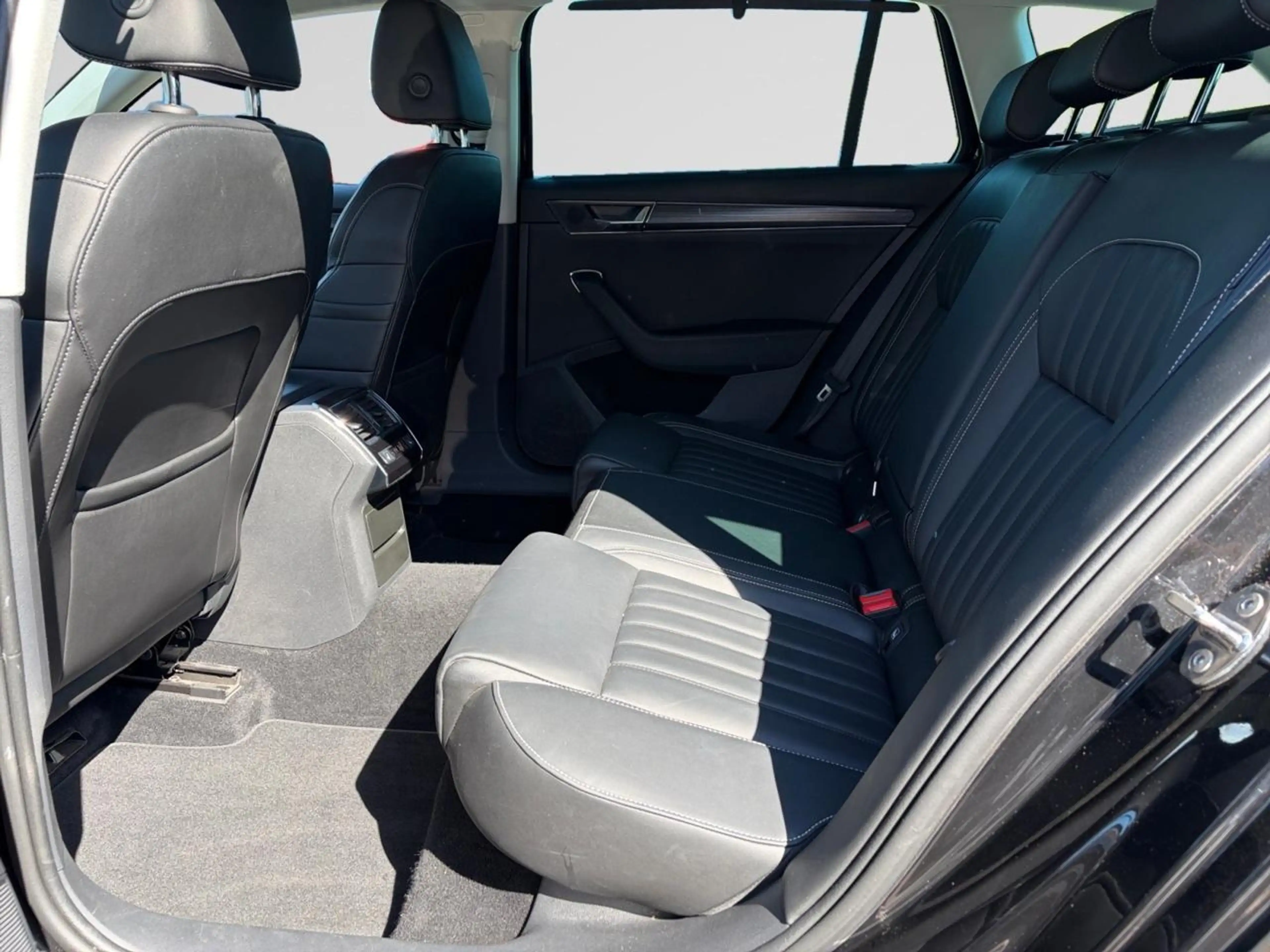 Skoda Superb Superb Combi 2.0 CR TDi Style DSG — photo 6
