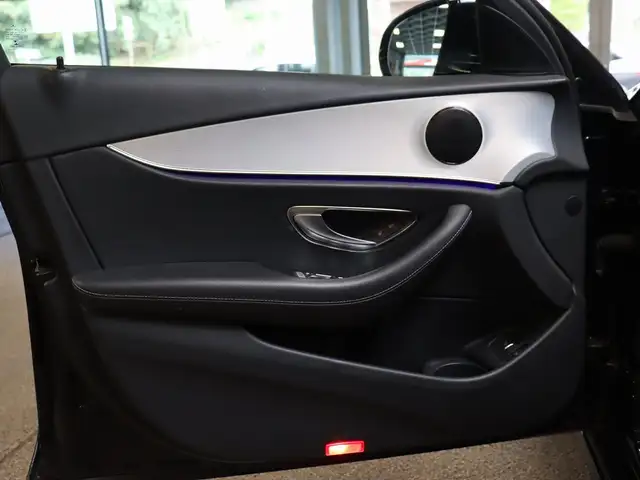 Mercedes-Benz 300 view 9