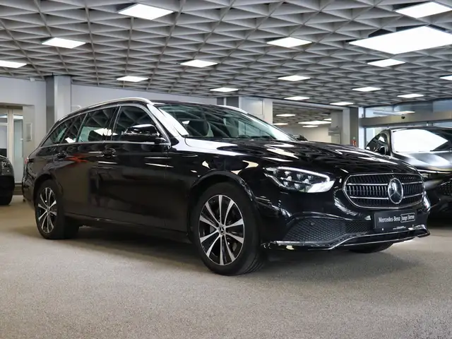 Mercedes-Benz 300 view 3
