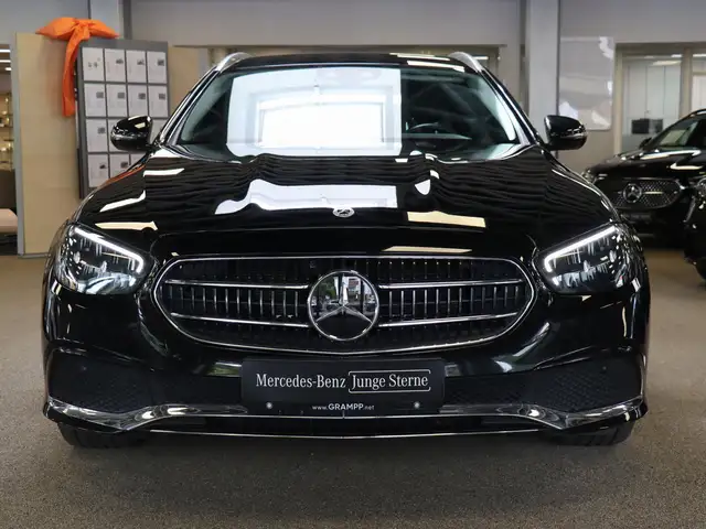 Mercedes-Benz 300 view 2