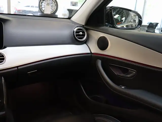 Mercedes-Benz 300 view 18