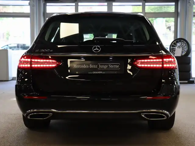Mercedes-Benz 300 view 5