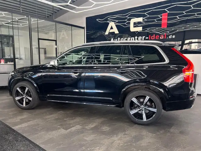 Volvo XC90 view 3