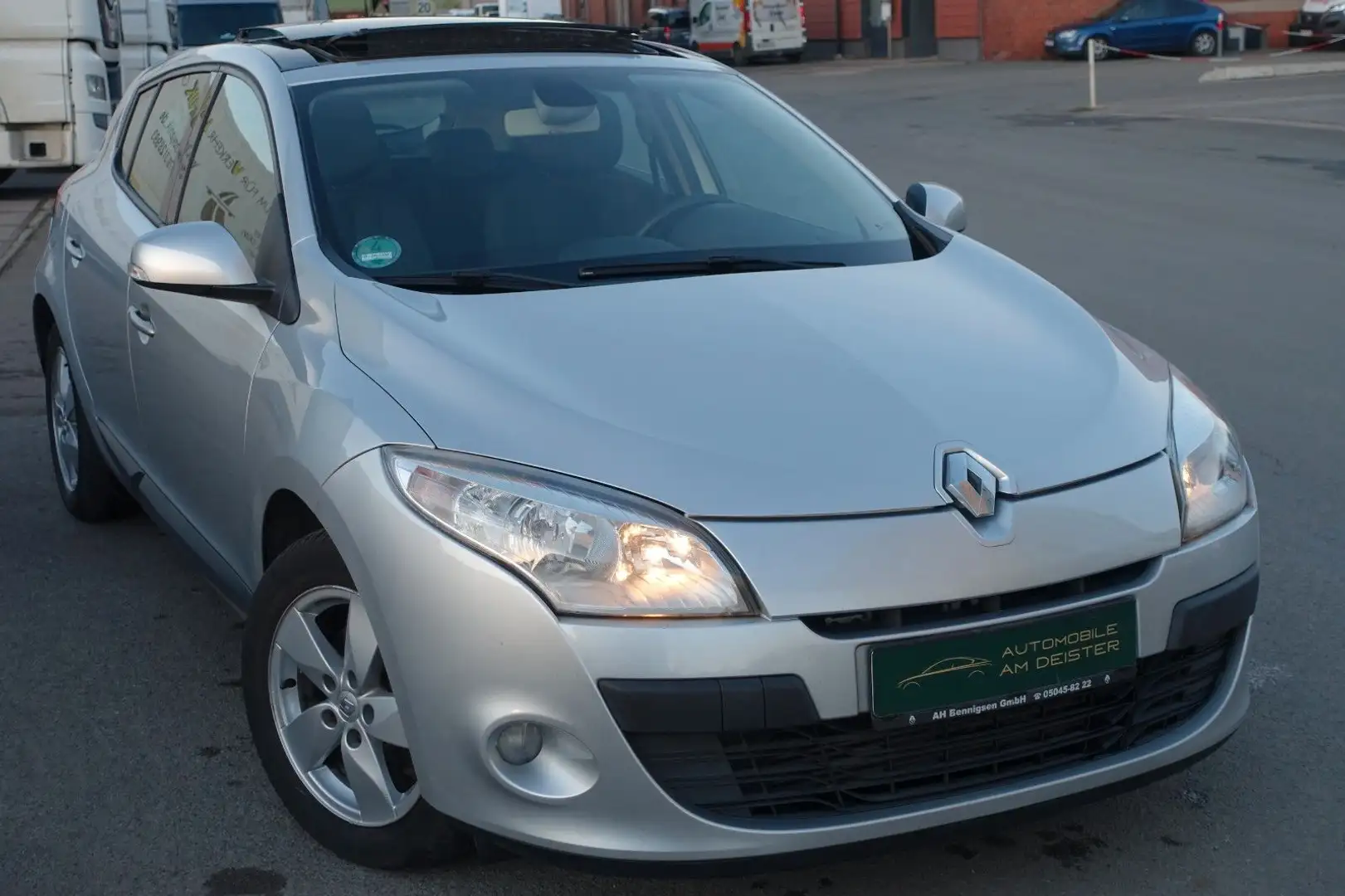 Renault Megane III Lim. 5-trg. Dynamique*PANORAMA*TEMPOM Silber - 2