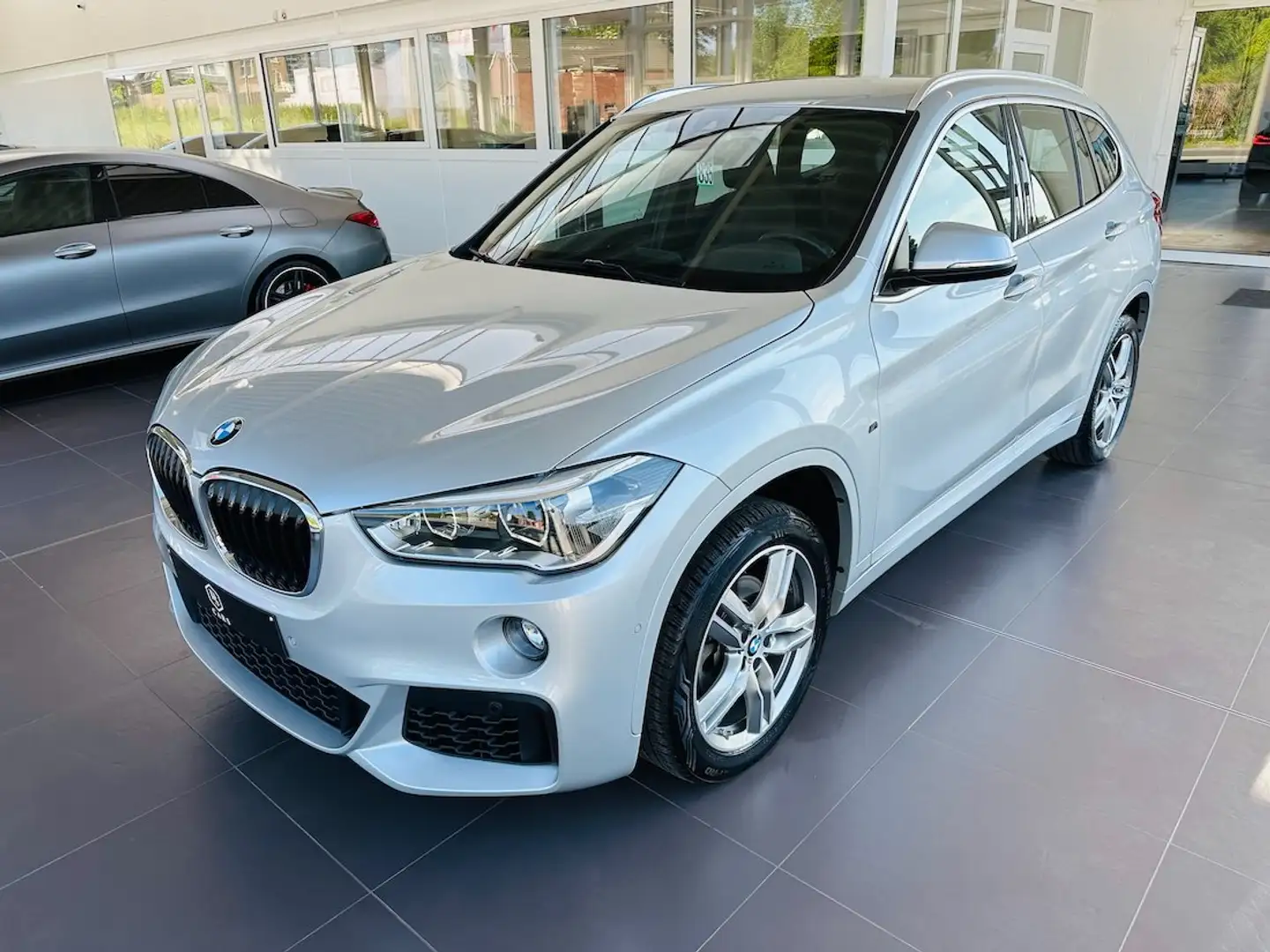 BMW X1 1.5i sDrive18 *** GARANTIE + PACK M + LED *** Gris - 2